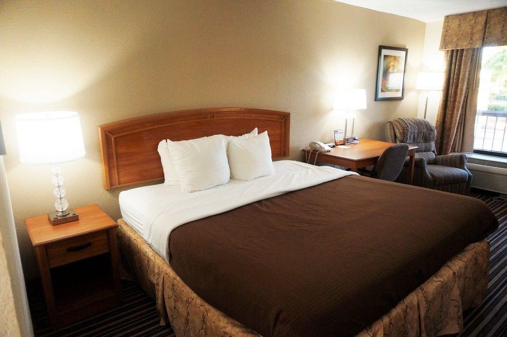Howard Johnson By Wyndham Greensboro Near The Coliseum Екстериор снимка