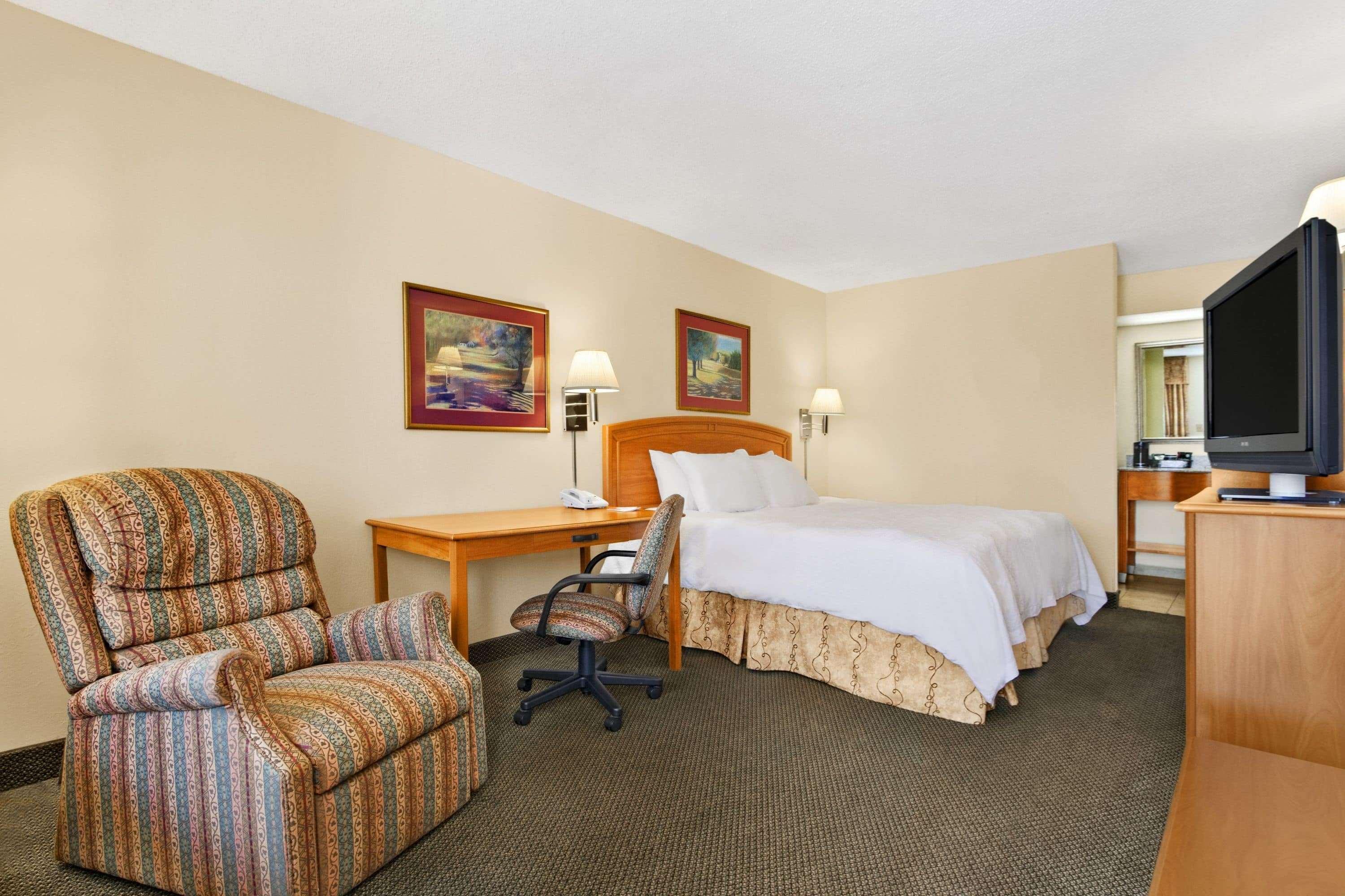 Howard Johnson By Wyndham Greensboro Near The Coliseum Екстериор снимка