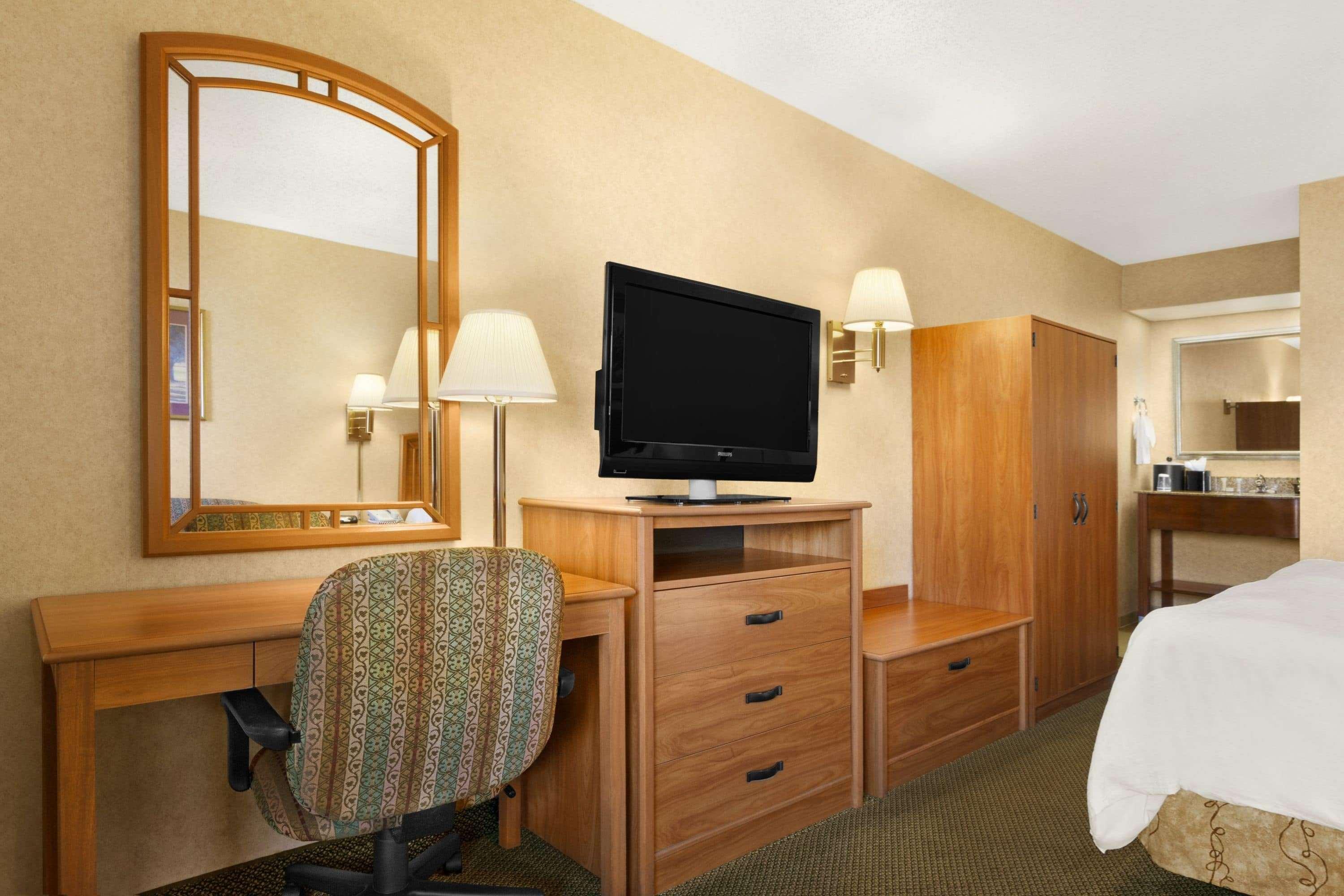 Howard Johnson By Wyndham Greensboro Near The Coliseum Екстериор снимка