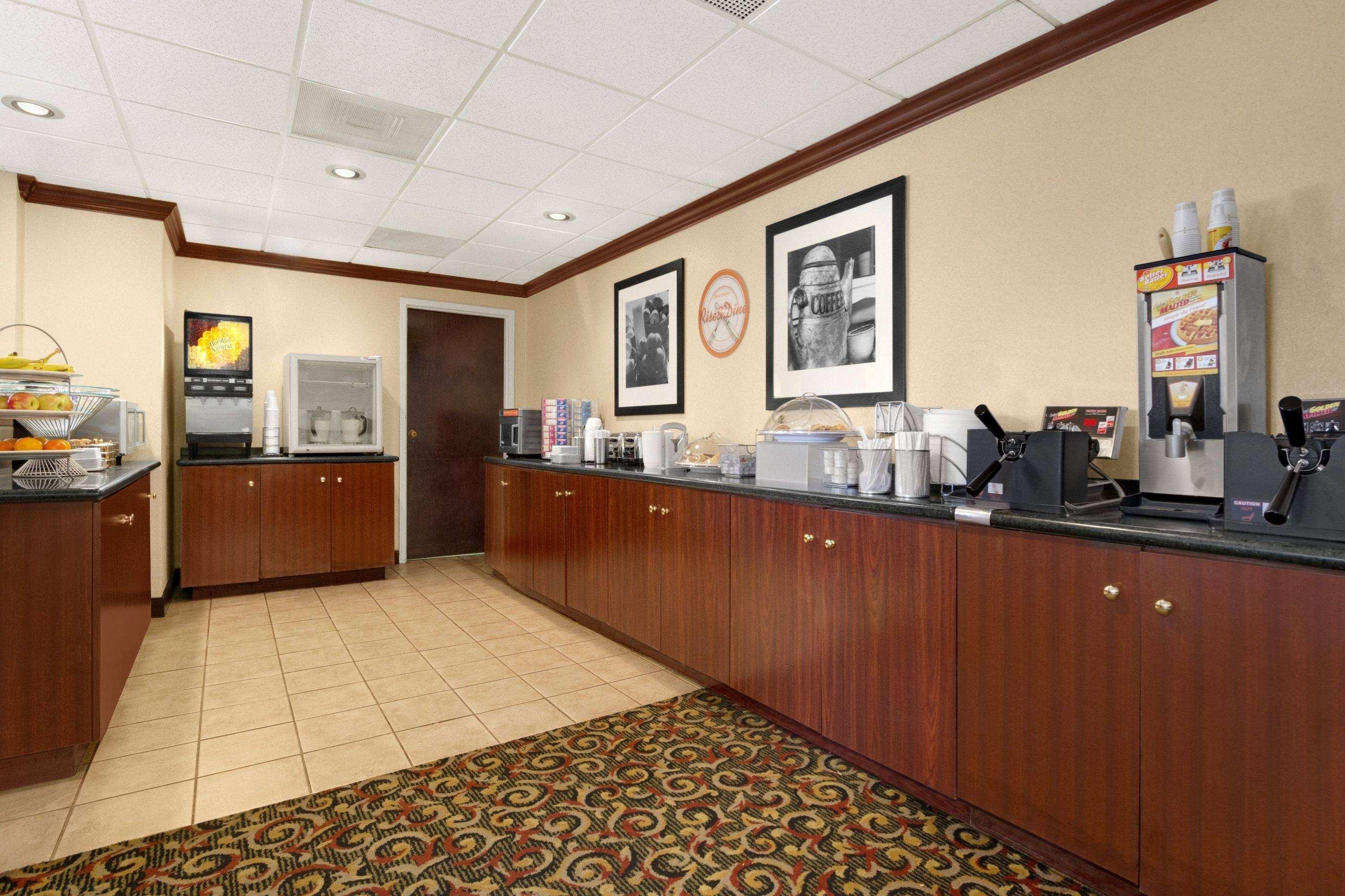 Howard Johnson By Wyndham Greensboro Near The Coliseum Екстериор снимка