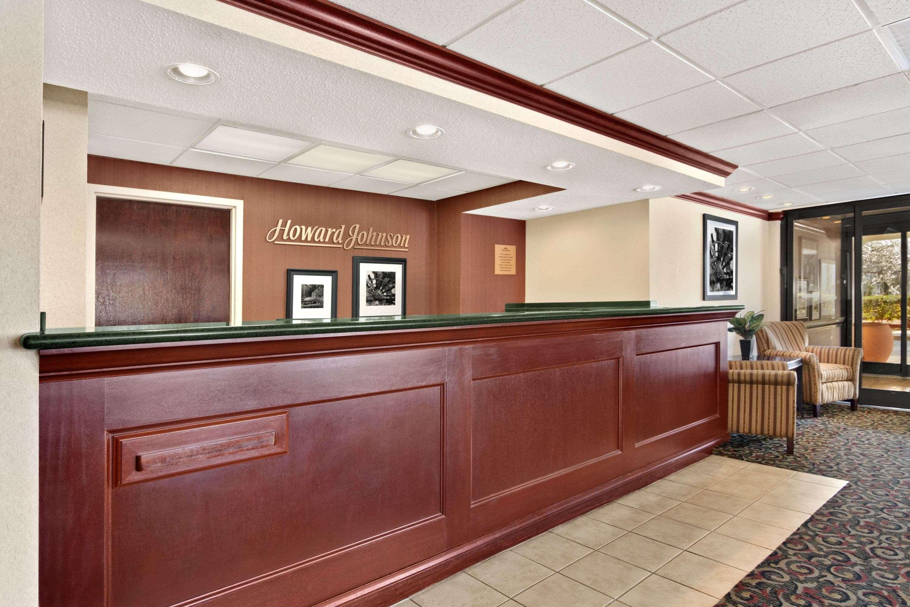 Howard Johnson By Wyndham Greensboro Near The Coliseum Екстериор снимка