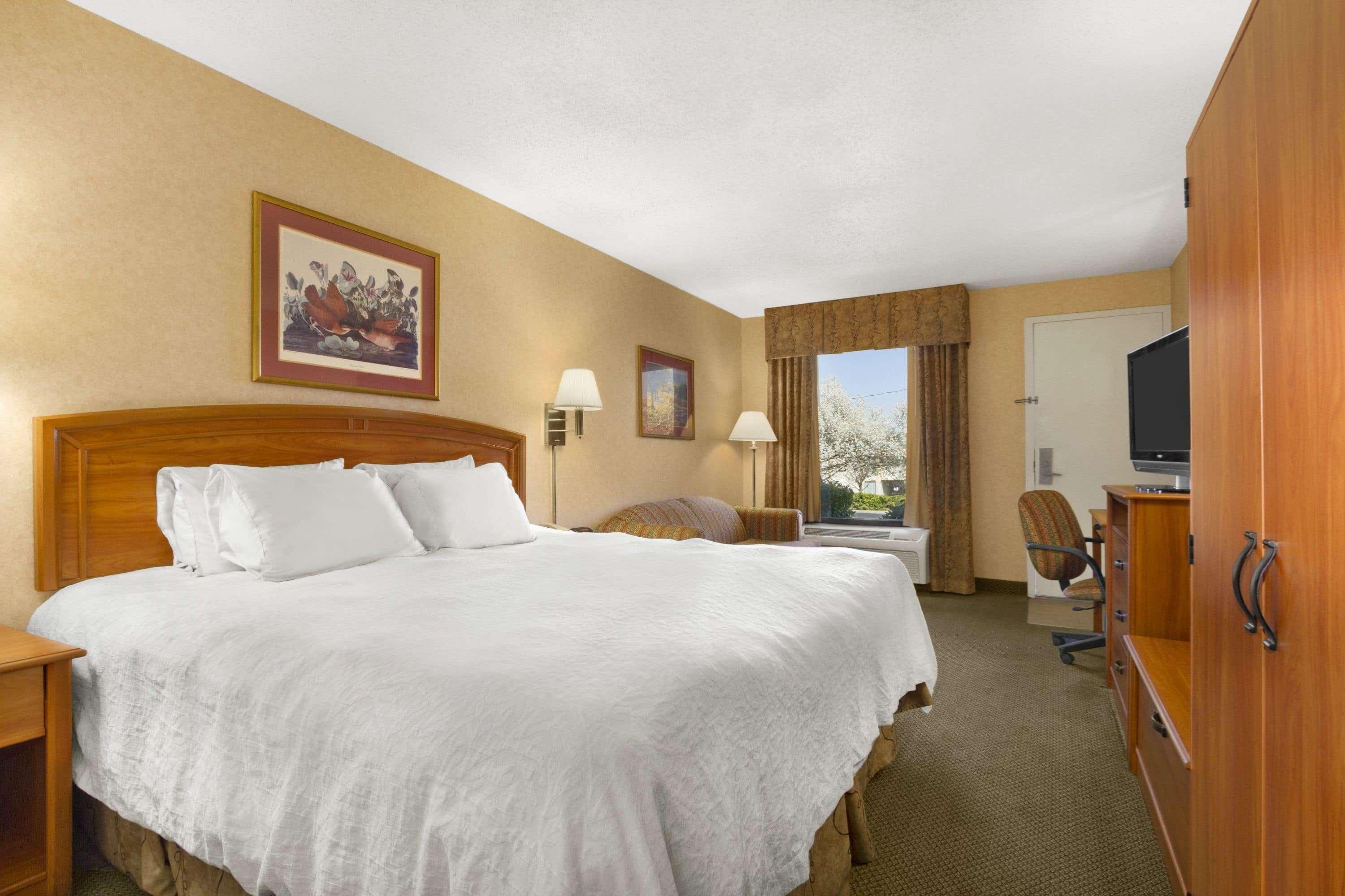 Howard Johnson By Wyndham Greensboro Near The Coliseum Екстериор снимка