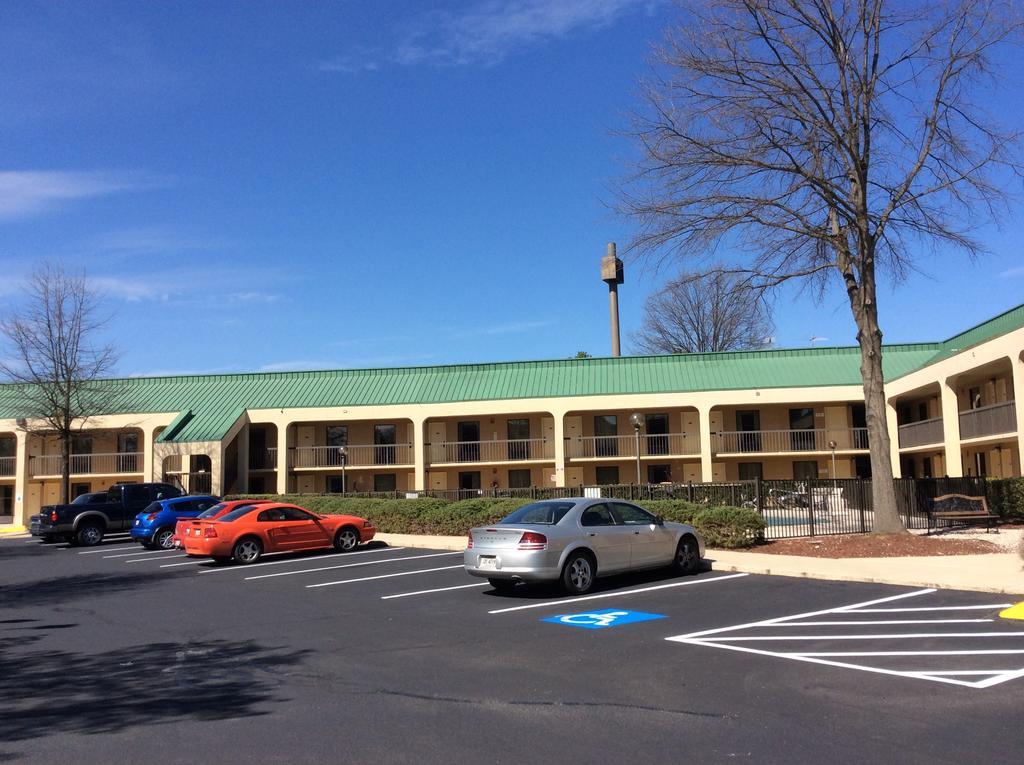 Howard Johnson By Wyndham Greensboro Near The Coliseum Екстериор снимка