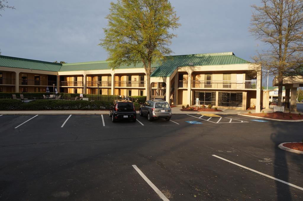 Howard Johnson By Wyndham Greensboro Near The Coliseum Екстериор снимка