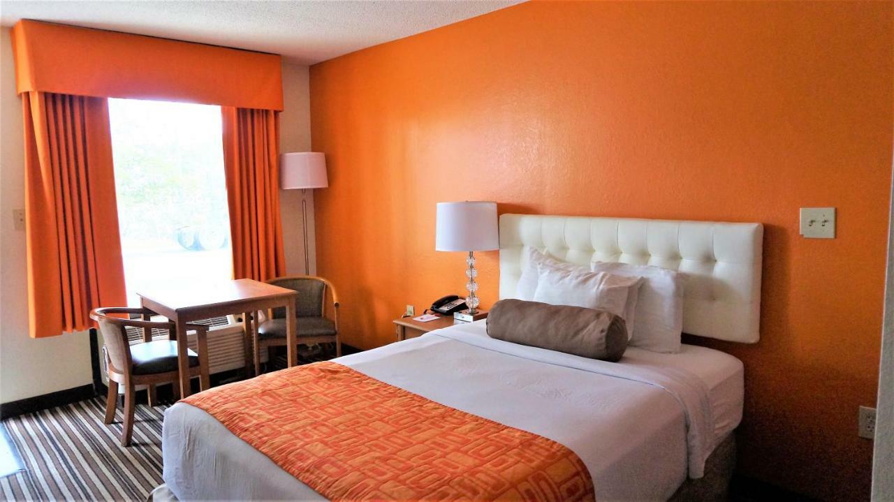 Howard Johnson By Wyndham Greensboro Near The Coliseum Екстериор снимка