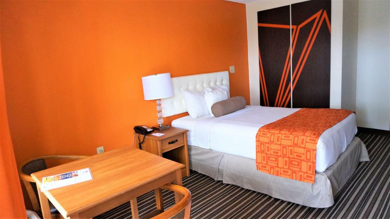 Howard Johnson By Wyndham Greensboro Near The Coliseum Екстериор снимка