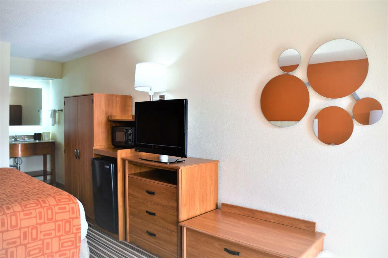 Howard Johnson By Wyndham Greensboro Near The Coliseum Екстериор снимка