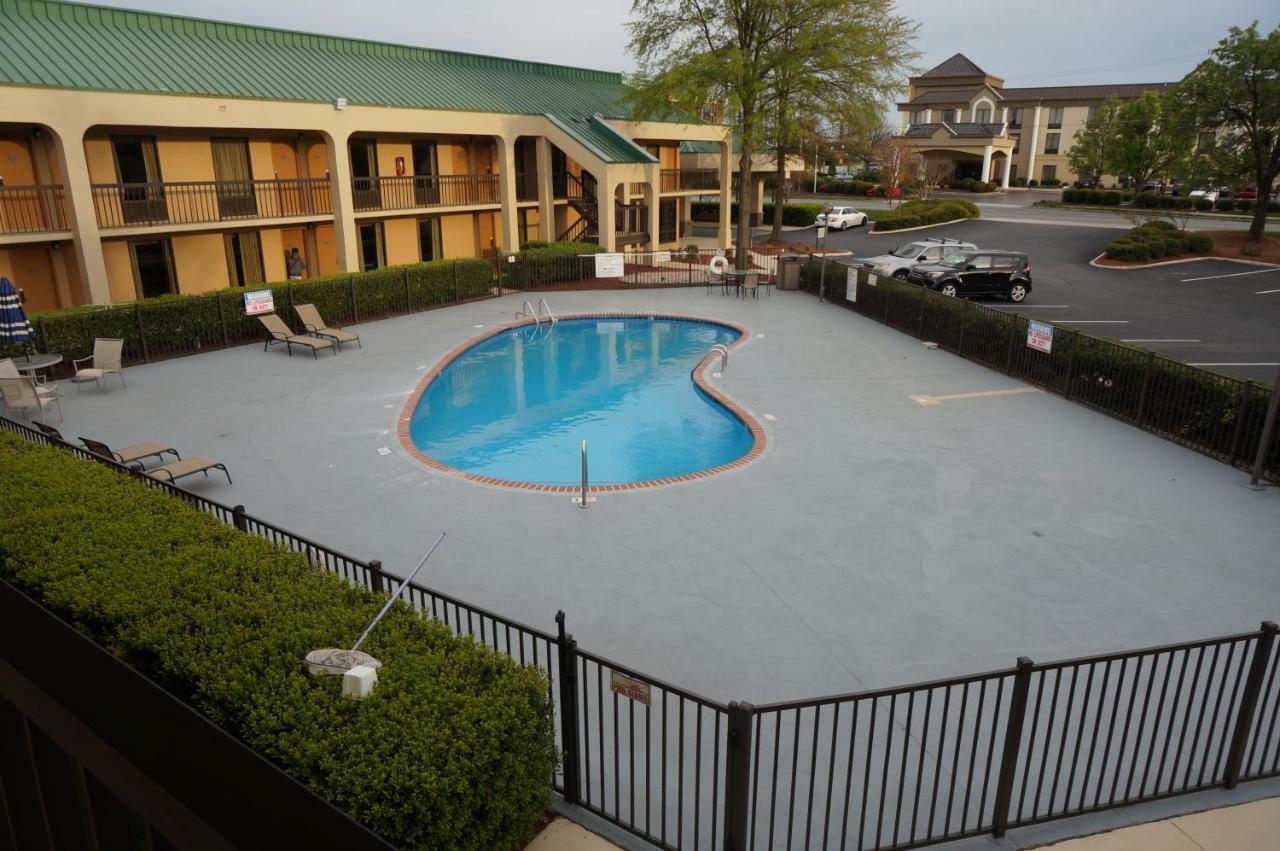 Howard Johnson By Wyndham Greensboro Near The Coliseum Екстериор снимка