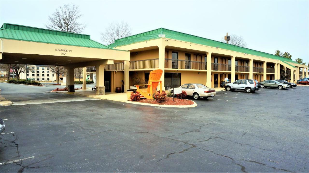 Howard Johnson By Wyndham Greensboro Near The Coliseum Екстериор снимка