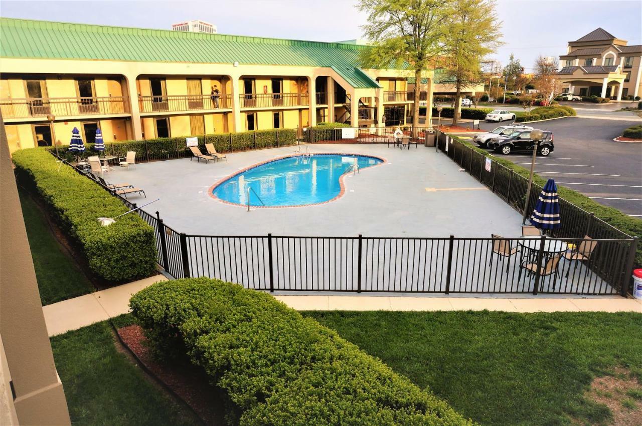 Howard Johnson By Wyndham Greensboro Near The Coliseum Екстериор снимка