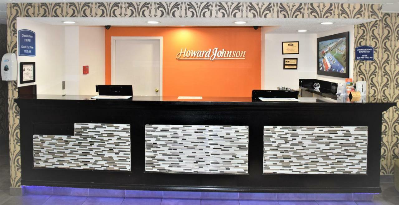 Howard Johnson By Wyndham Greensboro Near The Coliseum Екстериор снимка