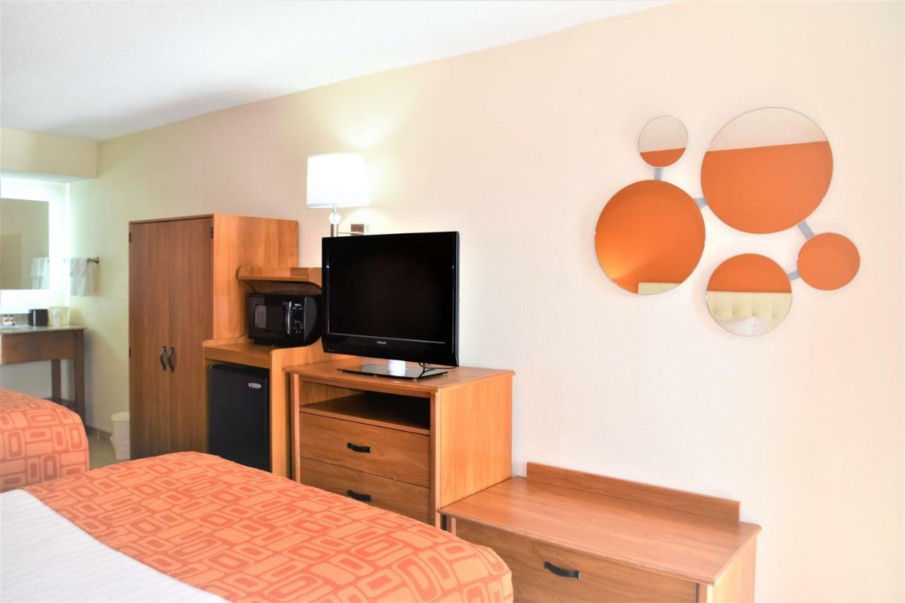 Howard Johnson By Wyndham Greensboro Near The Coliseum Екстериор снимка
