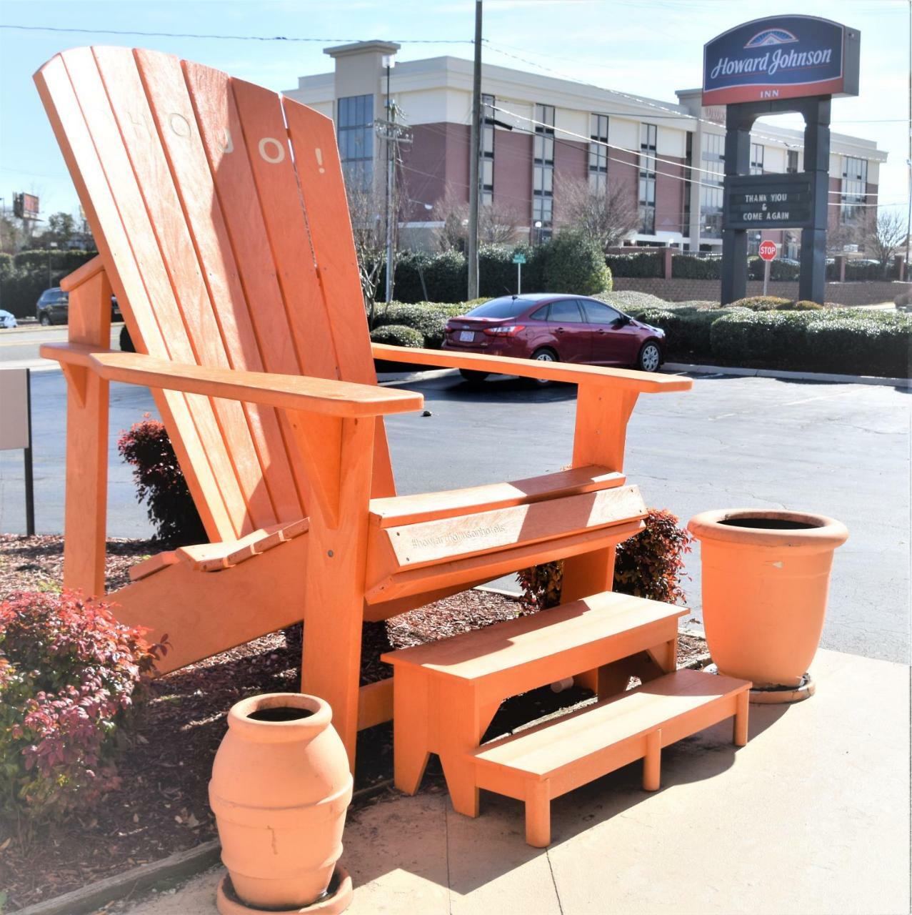Howard Johnson By Wyndham Greensboro Near The Coliseum Екстериор снимка