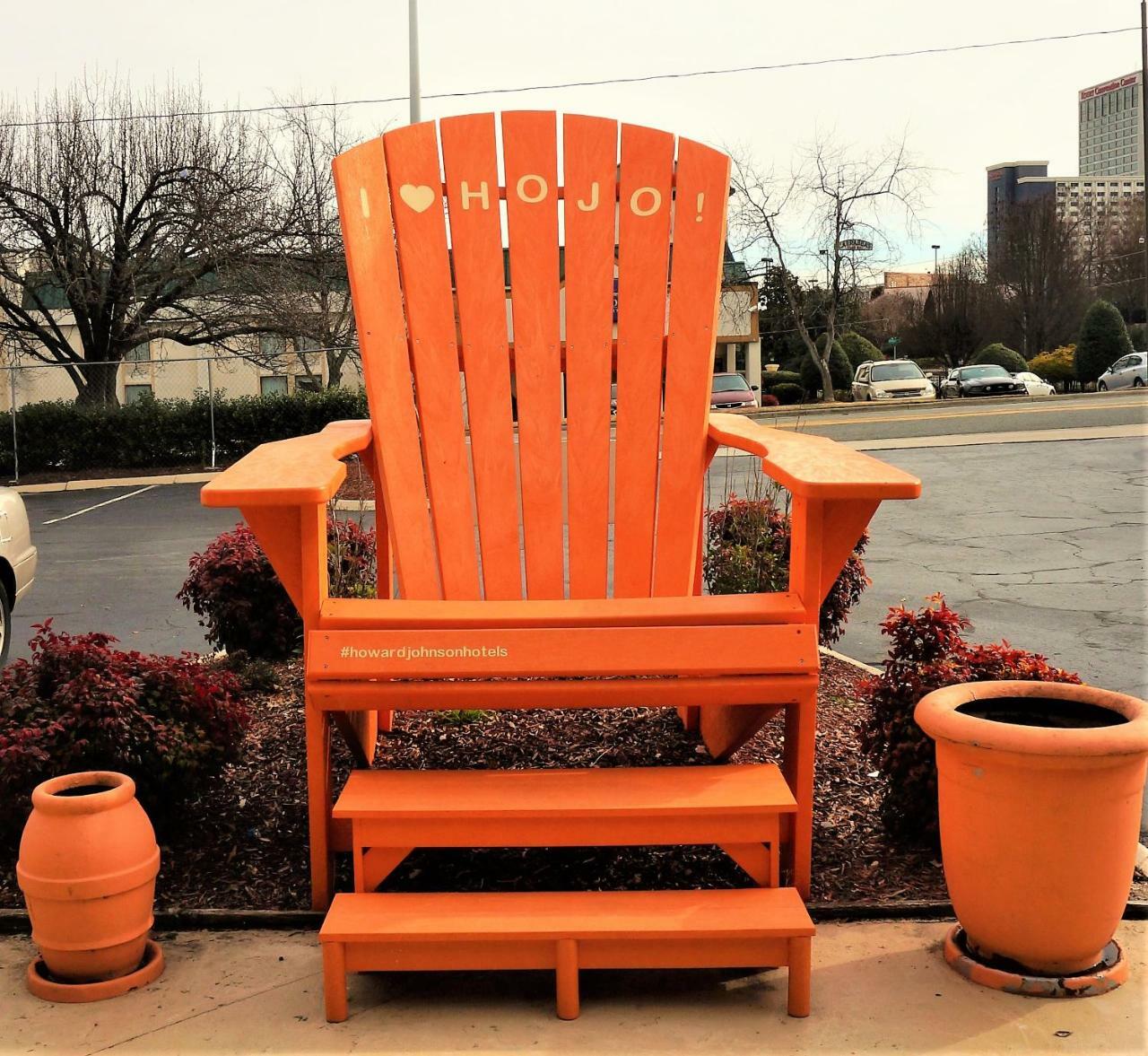 Howard Johnson By Wyndham Greensboro Near The Coliseum Екстериор снимка