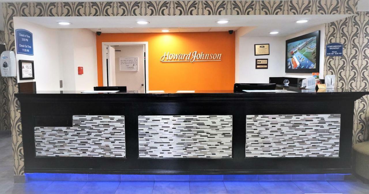 Howard Johnson By Wyndham Greensboro Near The Coliseum Екстериор снимка