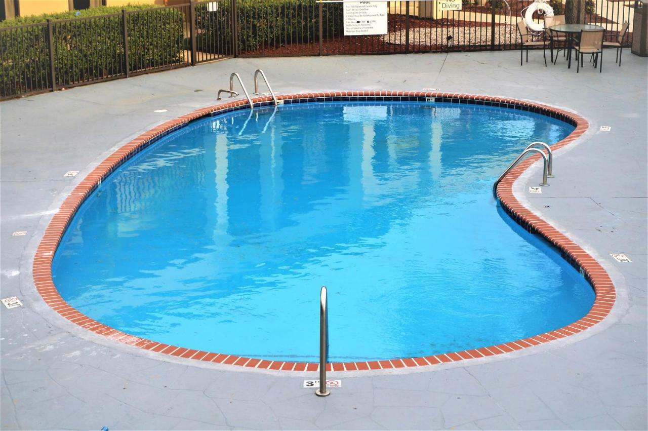 Howard Johnson By Wyndham Greensboro Near The Coliseum Екстериор снимка