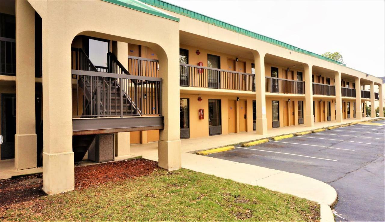 Howard Johnson By Wyndham Greensboro Near The Coliseum Екстериор снимка