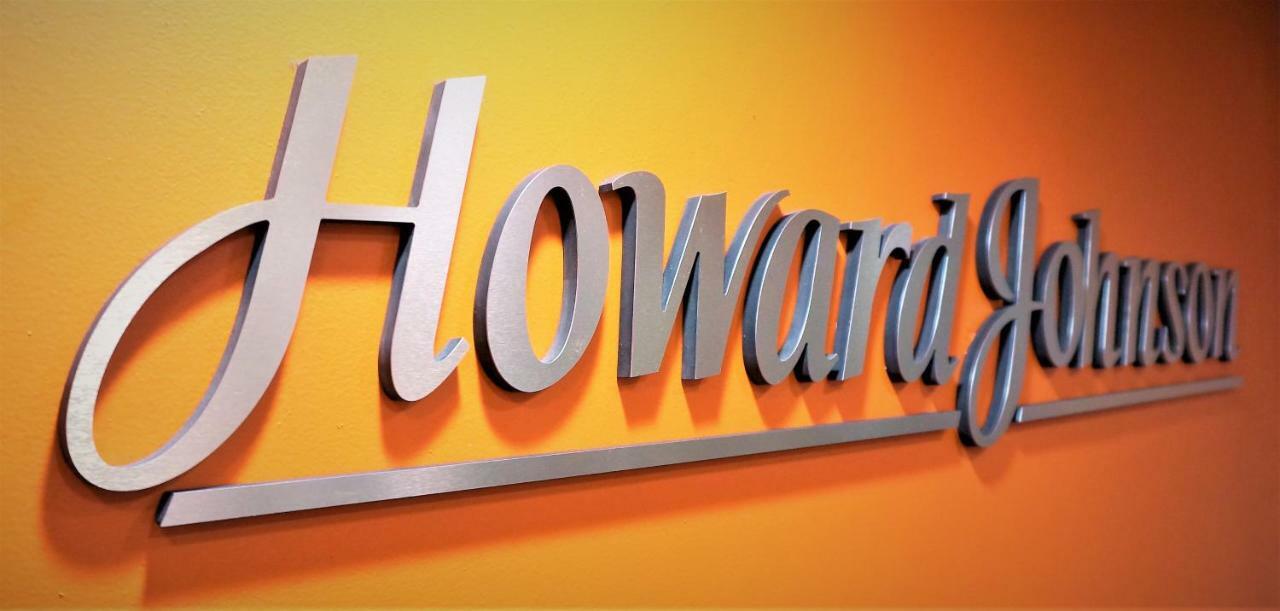 Howard Johnson By Wyndham Greensboro Near The Coliseum Екстериор снимка