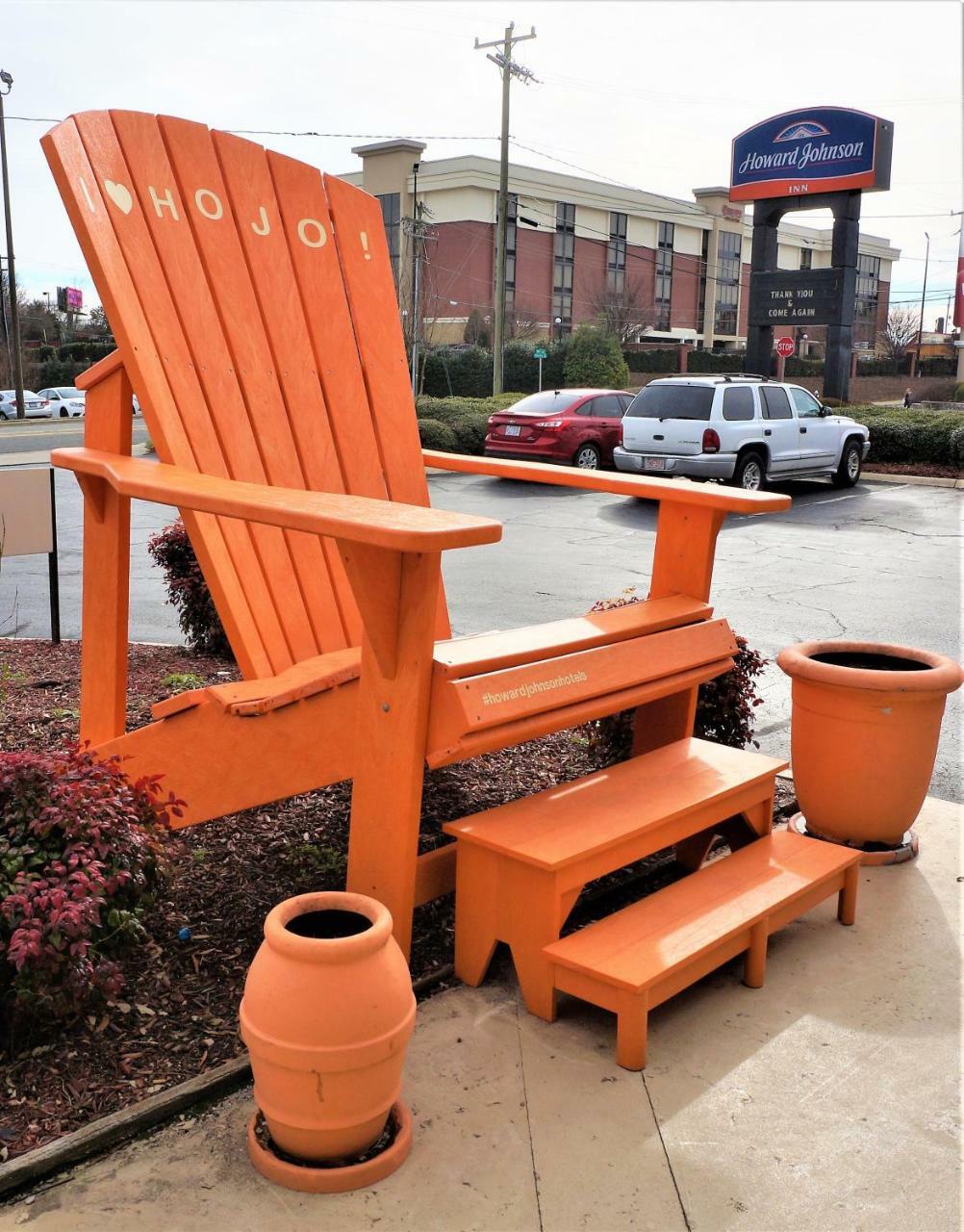 Howard Johnson By Wyndham Greensboro Near The Coliseum Екстериор снимка