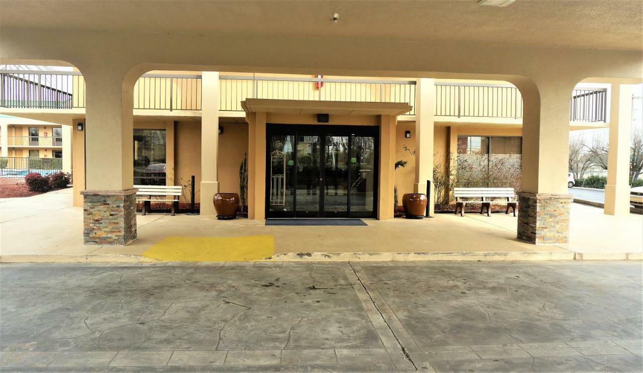 Howard Johnson By Wyndham Greensboro Near The Coliseum Екстериор снимка