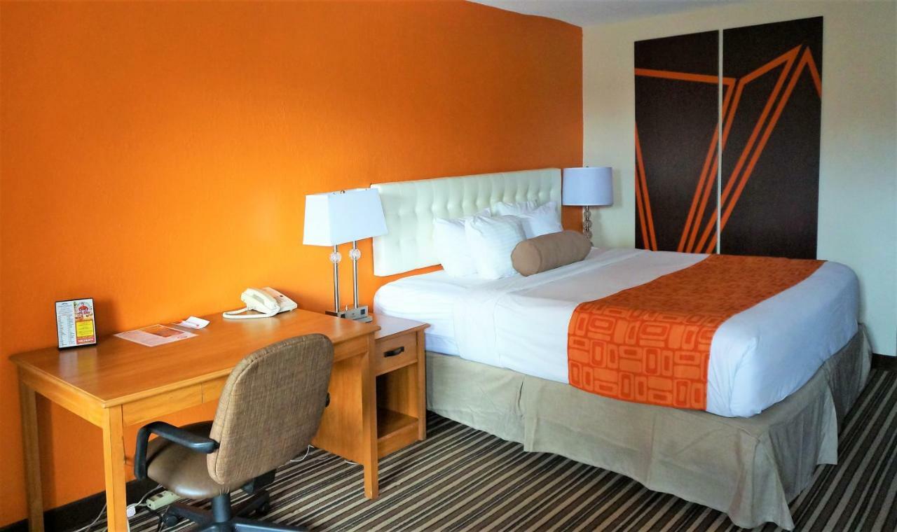 Howard Johnson By Wyndham Greensboro Near The Coliseum Екстериор снимка