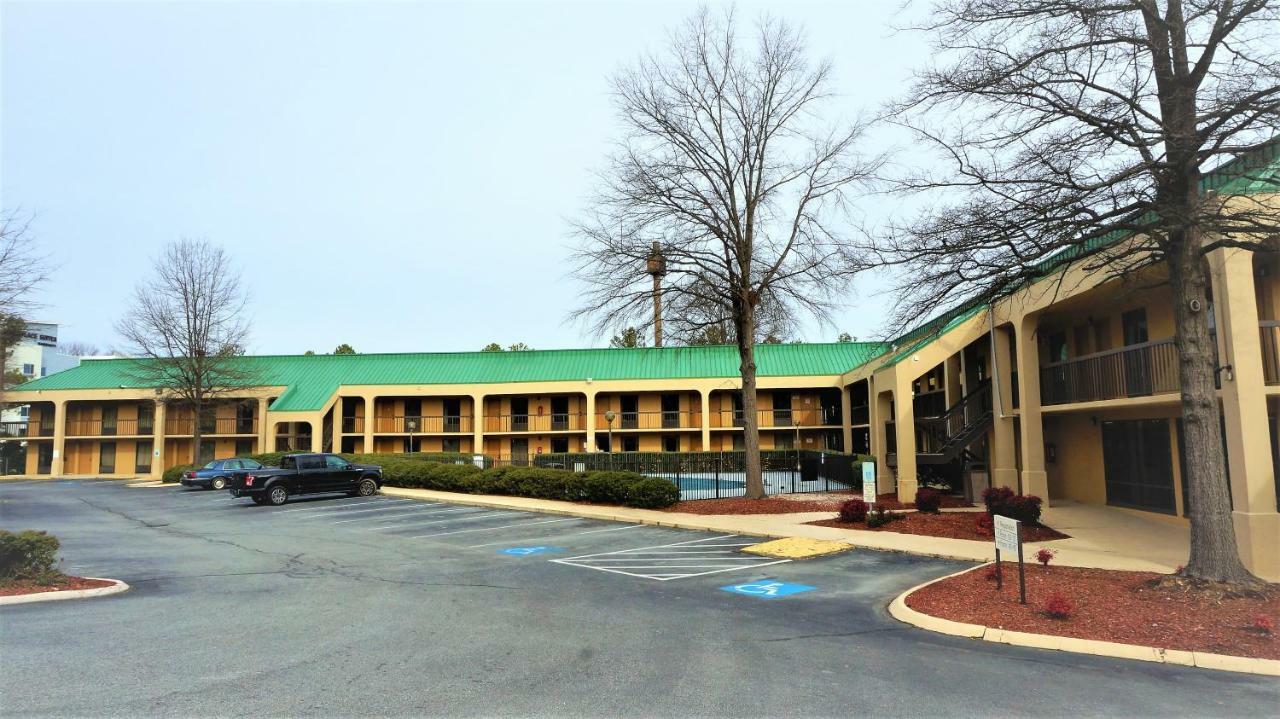 Howard Johnson By Wyndham Greensboro Near The Coliseum Екстериор снимка